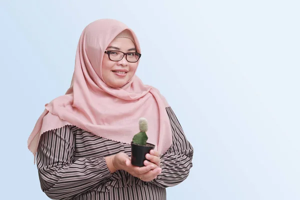 Potret Wanita Asia Ceria Dengan Hijab Memegang Dan Menunjukkan Pot — Stok Foto