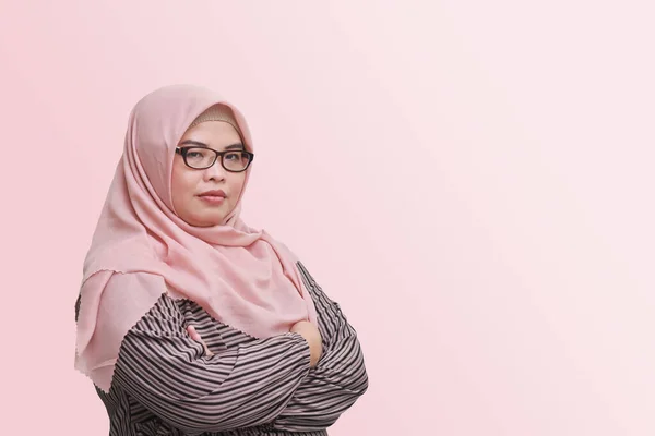 Porträtt Självsäker Asiatisk Affärskvinna Med Hijab Hålla Armarna Korsade Och — Stockfoto
