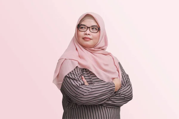 Portrét Sebevědomé Asijské Podnikatelky Hidžábem Zkříženýma Rukama Odvrácenýma Očima Izolovaný — Stock fotografie