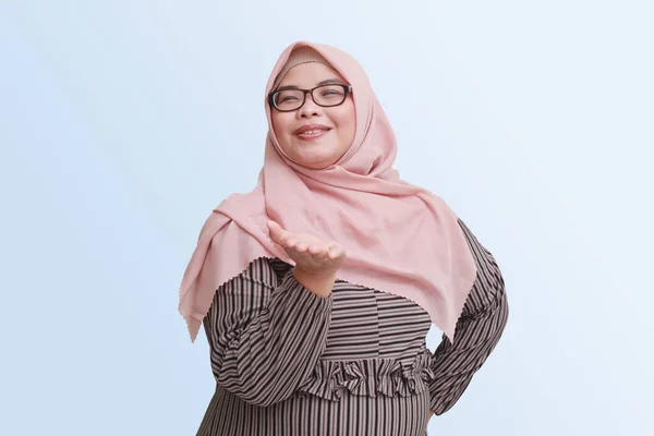 Portrét Veselé Asijské Ženy Hidžábem Ukazující Něco Prázdné Ruce Koncept — Stock fotografie