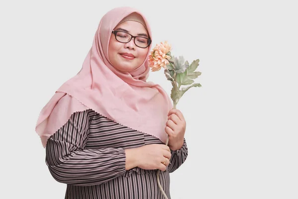 Potret Wanita Asia Bahagia Dengan Hijab Memegang Bunga Mawar Persik — Stok Foto