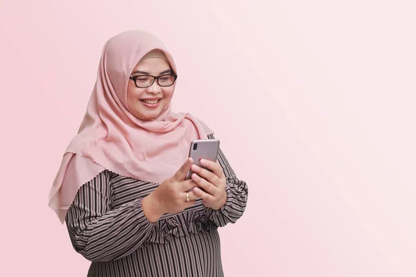 Retrato Mujer Asiática Alegre Con Hijab Sosteniendo Teléfono Móvil Concepto —  Fotos de Stock