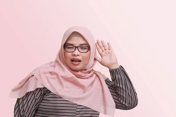 Portrét Veselé Asijské Ženy Hidžábem Snažící Zaslechnout Klepy Nebo Zvuk — Stock fotografie