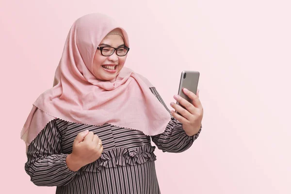 Ritratto Donna Asiatica Allegra Con Hijab Che Tiene Cellulare Solleva — Foto Stock