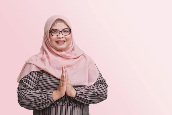 Potret Wanita Asia Ceria Dengan Hijab Menunjukkan Permintaan Maaf Dan — Stok Foto
