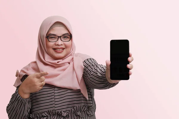 Potret Wanita Asia Ceria Dengan Hijab Menunjukkan Layar Kosong Ponsel — Stok Foto