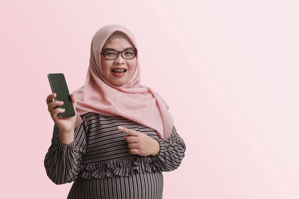 Retrato Mulher Asiática Alegre Com Hijab Mostrando Telefone Celular Tela — Fotografia de Stock