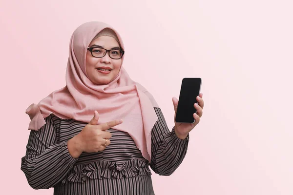 Potret Wanita Asia Ceria Dengan Hijab Menunjukkan Layar Kosong Ponsel — Stok Foto