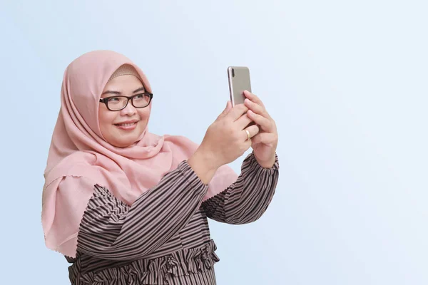 Tesettürlü Neşeli Asyalı Kadın Portresi Cep Telefonu Tutan Elini Yanağına — Stok fotoğraf