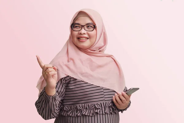 Portré Vidám Ázsiai Hidzsáb Áll Szemben Rózsaszín Háttér Mutatva Ujját — Stock Fotó