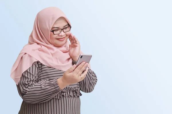 Tesettürlü Neşeli Asyalı Kadın Portresi Cep Telefonu Tutan Elini Yanağına — Stok fotoğraf
