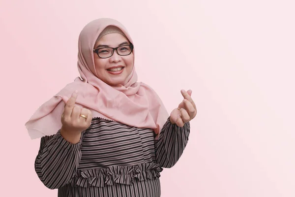 Potret Wanita Asia Ceria Dengan Hijab Menunjukkan Tanda Jari Cinta — Stok Foto