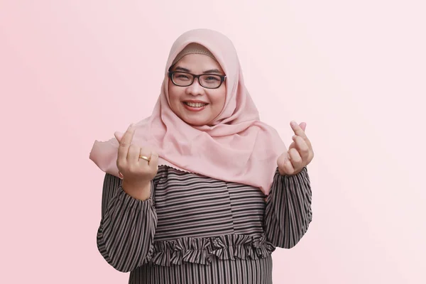 Potret Wanita Asia Ceria Dengan Hijab Menunjukkan Tanda Jari Cinta — Stok Foto