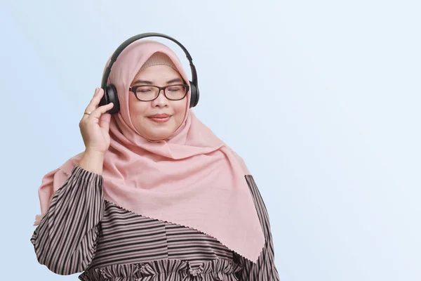 Potret Wanita Asia Ceria Dengan Hijab Menikmati Dan Mendengarkan Musik — Stok Foto