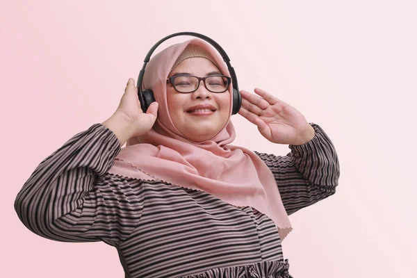 Potret Wanita Asia Ceria Dengan Hijab Menikmati Dan Mendengarkan Musik — Stok Foto