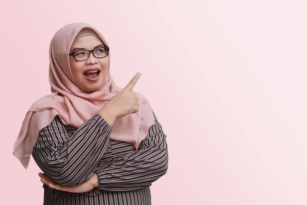 Portret Wesołej Azjatki Hidżabem Pokazujący Produkt Wskazujący Coś Uśmiechnięty Koncepcja — Zdjęcie stockowe