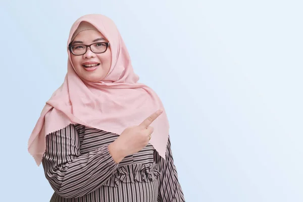 Portrét Veselé Asijské Ženy Hidžábem Ukazující Produkt Ukazující Něco Oběma — Stock fotografie