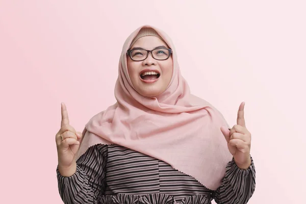 Retrato Mujer Asiática Alegre Con Hiyab Mostrando Producto Señalando Algo — Foto de Stock