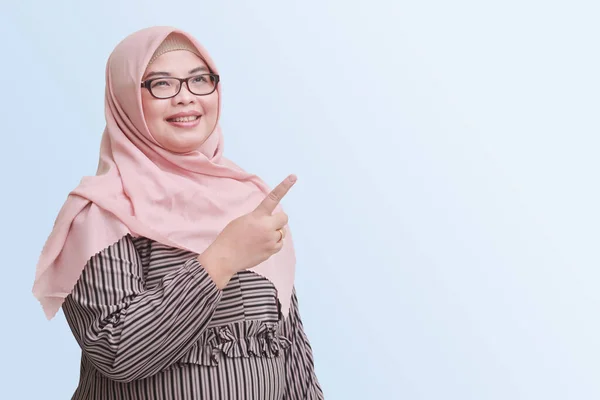 Porträtt Glad Asiatisk Kvinna Med Hijab Visar Produkten Pekar Något — Stockfoto