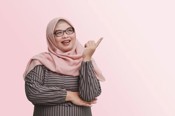 Portré Vidám Ázsiai Hidzsáb Bemutató Termék Rámutatva Valamire Mosolyogva Reklámkoncepció — Stock Fotó