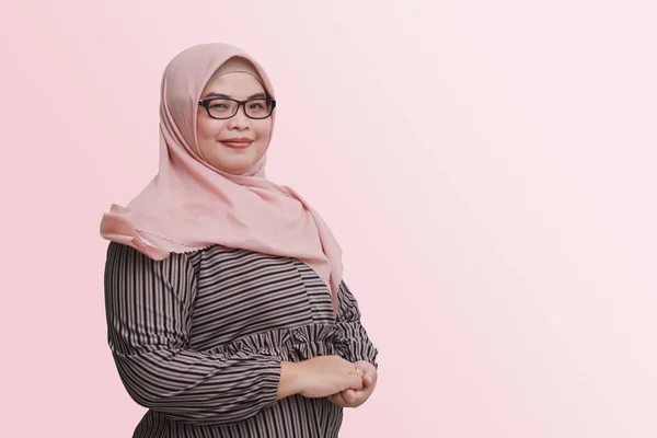Portrét Veselé Asijské Ženy Hidžábem Pózující Profesionální Gesto Izolovaný Obrázek — Stock fotografie