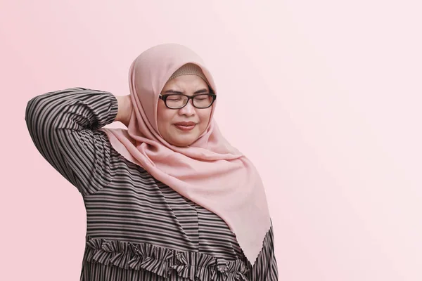 Portret Femeie Asiatică Veselă Hijab Având Migrenă Atingând Templul Conceptul — Fotografie, imagine de stoc