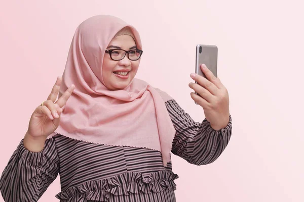 Ritratto Donna Asiatica Allegra Con Hijab Fare Foto Selfie Smartphone — Foto Stock