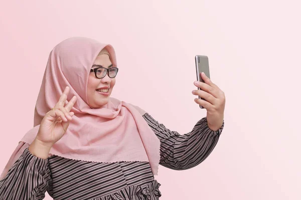Ritratto Donna Asiatica Allegra Con Hijab Fare Foto Selfie Smartphone — Foto Stock