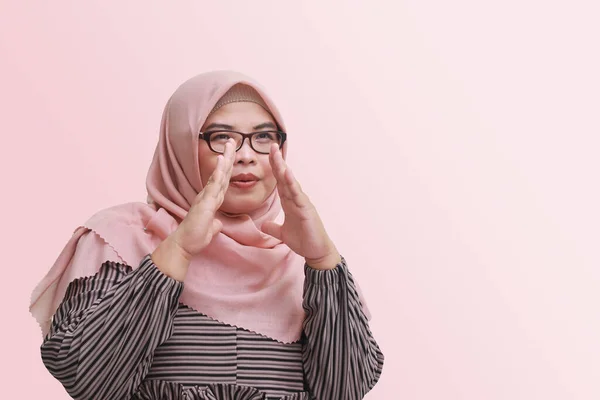 Potret Wanita Asia Ceria Dengan Hijab Berpegangan Tangan Dekat Mulut — Stok Foto