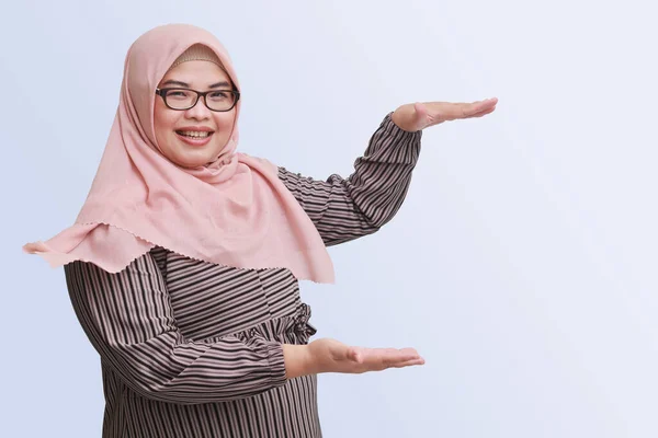Porträt Einer Fröhlichen Asiatin Mit Hijab Die Etwas Mit Zwei — Stockfoto