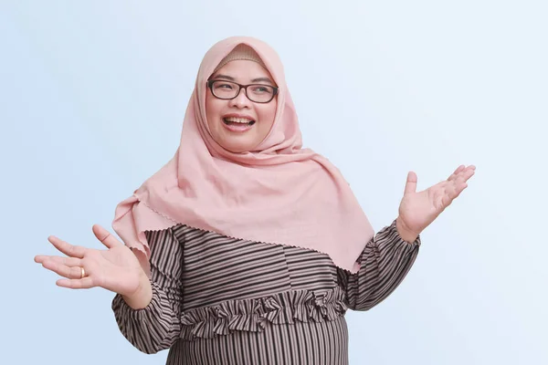Portrét Veselé Asijské Ženy Hidžábem Táhnoucí Ruce Kameře Zvoucí Někoho — Stock fotografie