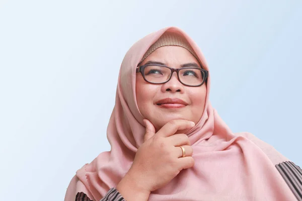 Retrato Mujer Asiática Alegre Con Hiyab Pie Sobre Fondo Azul — Foto de Stock