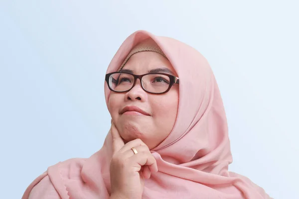 Portrait Cheerful Asian Woman Hijab Standing Blue Background Thinking Question — Stok Foto
