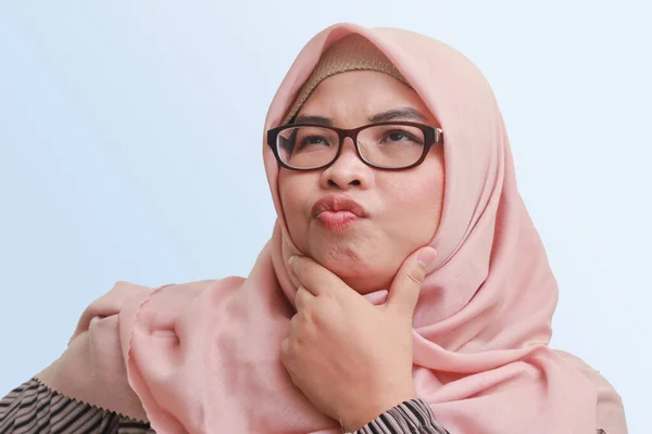 Portrét Veselé Asijské Ženy Hidžábem Stojící Modrém Pozadí Přemýšlející Otázce — Stock fotografie