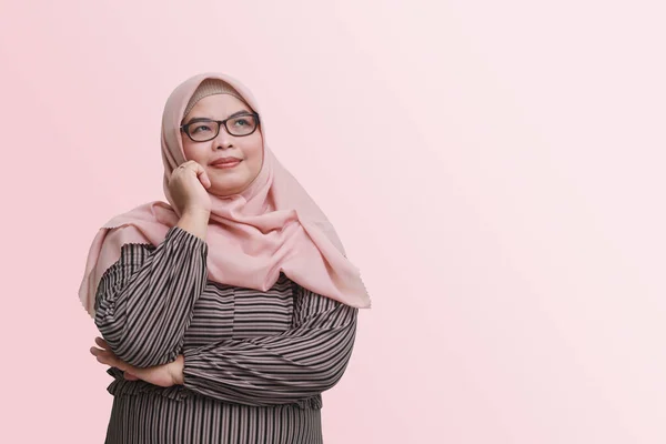 Portrét Veselé Asijské Ženy Hidžábem Stojící Růžovém Pozadí Přemýšlející Otázce — Stock fotografie