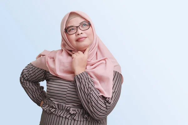 Porträtt Glad Asiatisk Kvinna Med Hijab Står Mot Blå Bakgrund — Stockfoto