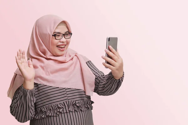Ritratto Donna Asiatica Allegra Con Hijab Che Tiene Cellulare Mentre — Foto Stock