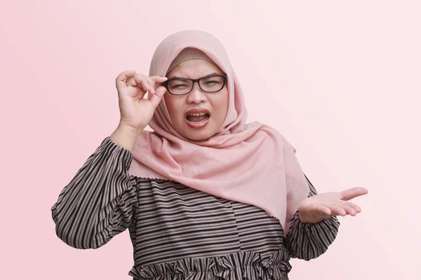Retrato Mujer Asiática Desagradable Con Hijab Ajustando Anteojos Comprobando Problema —  Fotos de Stock