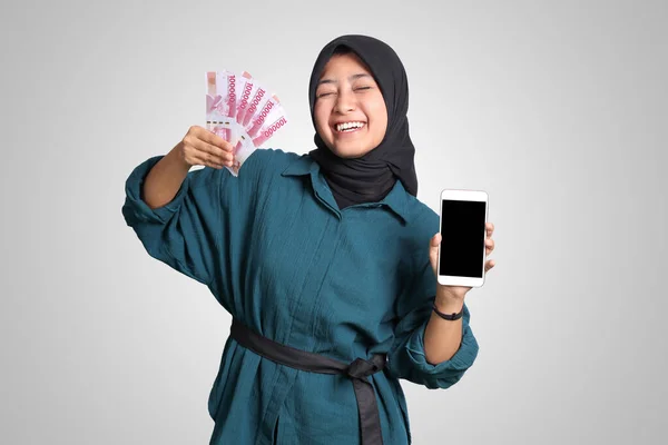 Retrato Mujer Musulmana Asiática Emocionada Con Hiyab Mostrando Cien Mil — Foto de Stock