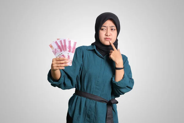 Portrét Zmatené Asijské Hidžábské Ženy Neformální Výbavě Ukazující Sto Tisíc — Stock fotografie