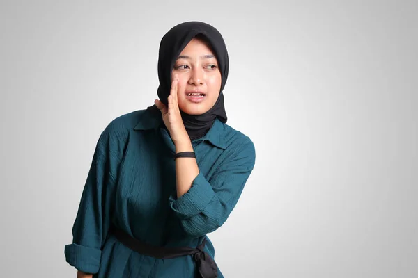 Retrato Una Mujer Asiática Alegre Con Hiyab Tratando Escuchar Chismes — Foto de Stock