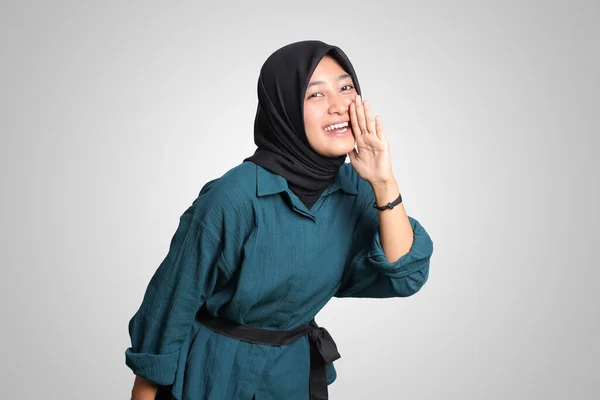 Retrato Mulher Asiática Alegre Com Hijab Tentando Ouvir Fofocas Som — Fotografia de Stock