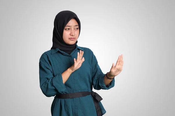 Potret Wanita Muslim Asia Ceria Dengan Hijab Membentuk Gerakan Tangan — Stok Foto