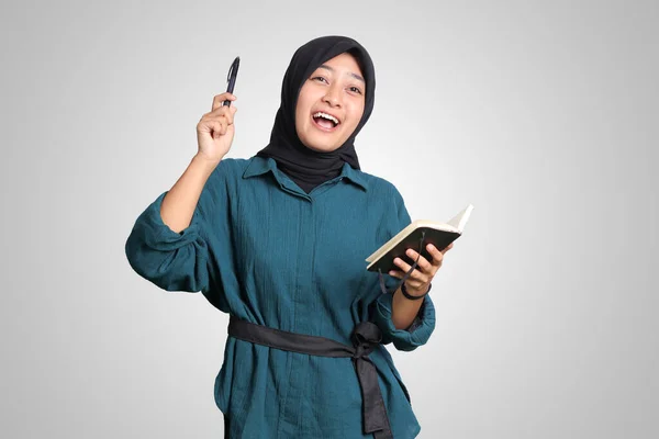Retrato Mulher Muçulmana Asiática Excitada Com Hijab Escrevendo Livro Anotações — Fotografia de Stock