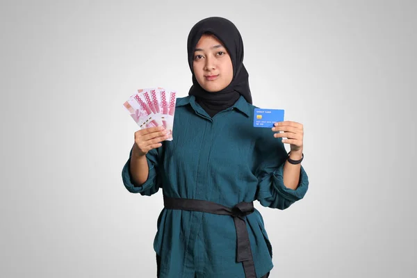 Retrato Una Alegre Mujer Musulmana Asiática Con Hiyab Mostrando Cien — Foto de Stock