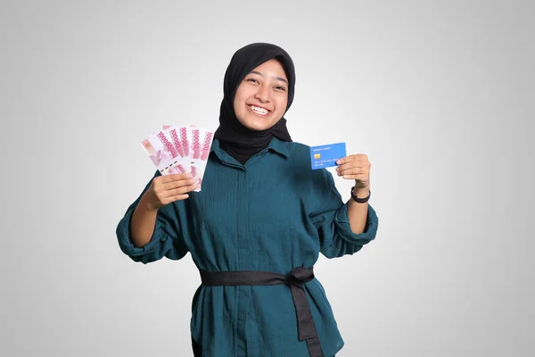 Portrét Veselé Asijské Muslimky Hidžábem Ukazující Sto Tisíc Rupií Kreditní — Stock fotografie