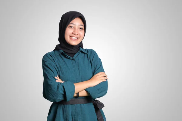 Porträtt Glad Asiatisk Muslimsk Kvinna Med Hijab Hålla Armarna Korsade — Stockfoto