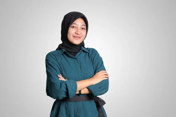 Portrét Veselé Asijské Muslimky Hidžábem Zkříženýma Rukama Úsměvem Kameru Izolovaný — Stock fotografie