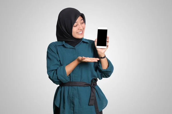 带头巾的兴奋的亚洲穆斯林妇女的画像 展示和展示空白屏幕手机 广告模仿概念 白色背景上的孤立图像 — 图库照片