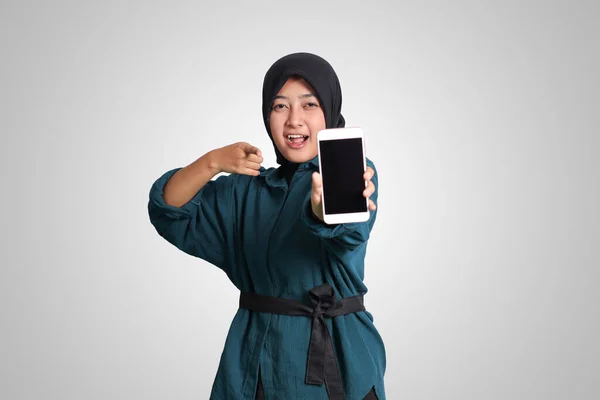 带头巾的兴奋的亚洲穆斯林妇女的画像 展示和展示空白屏幕手机 广告模仿概念 白色背景上的孤立图像 — 图库照片